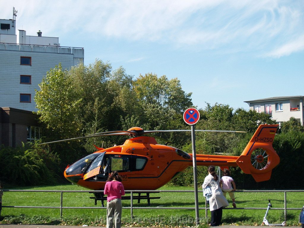 Einsatz Christoph 3 VU Kind Koeln Vingst Thorwaldsenstr   P08.JPG